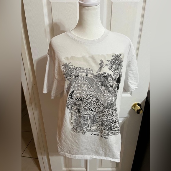 Tops - 💙White and black Aztec cheetah graphic tee